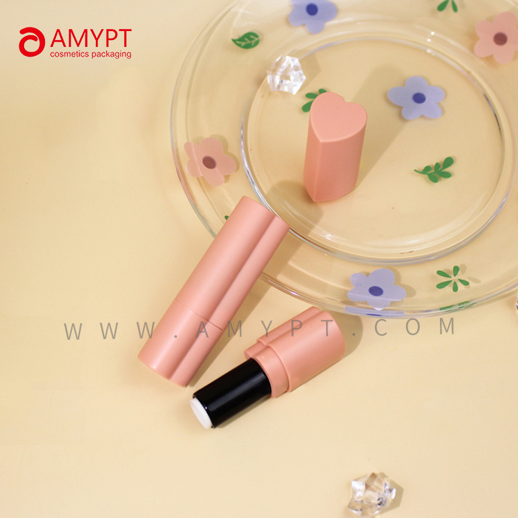 Herzförmiger, mattierter, leerer Lippenstift-Verpackungsbehälter für Romantik-Kosmetik 